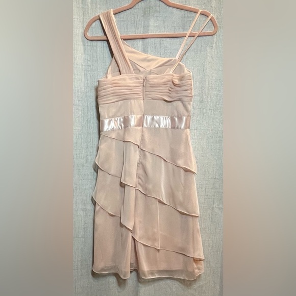 ADRIANNA PAPELL pale pink one shoulder pleated petal design formal dress. 2 - Picture 3 of 6